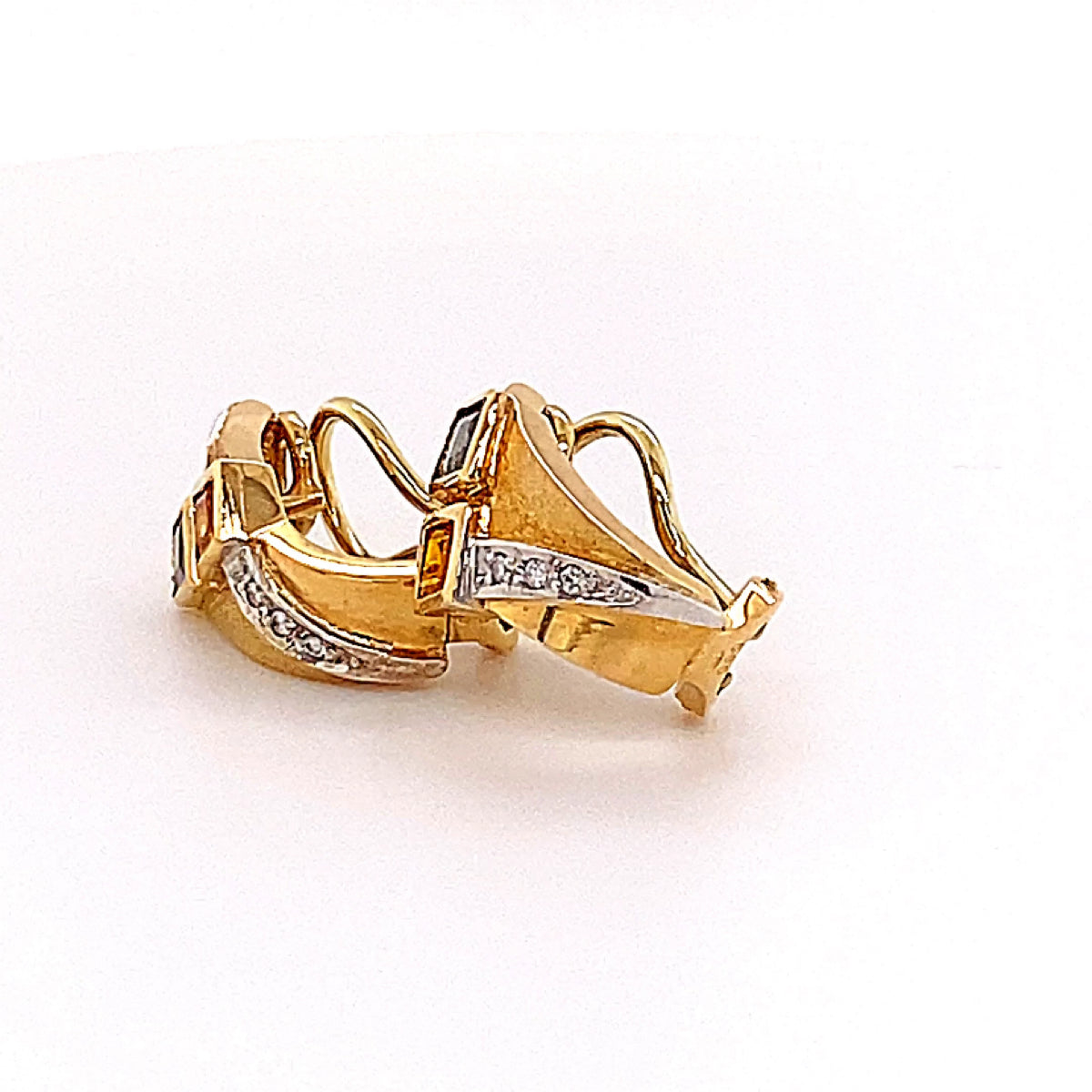 Elegante oorbellen van 14 karaat met briljant geslepen diamanten en oranje en blauwe saffieren