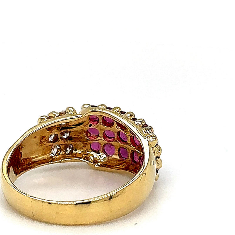 Edele geelgouden ring van 18 karaat met zeer fijne robijnen en briljant geslepen diamanten