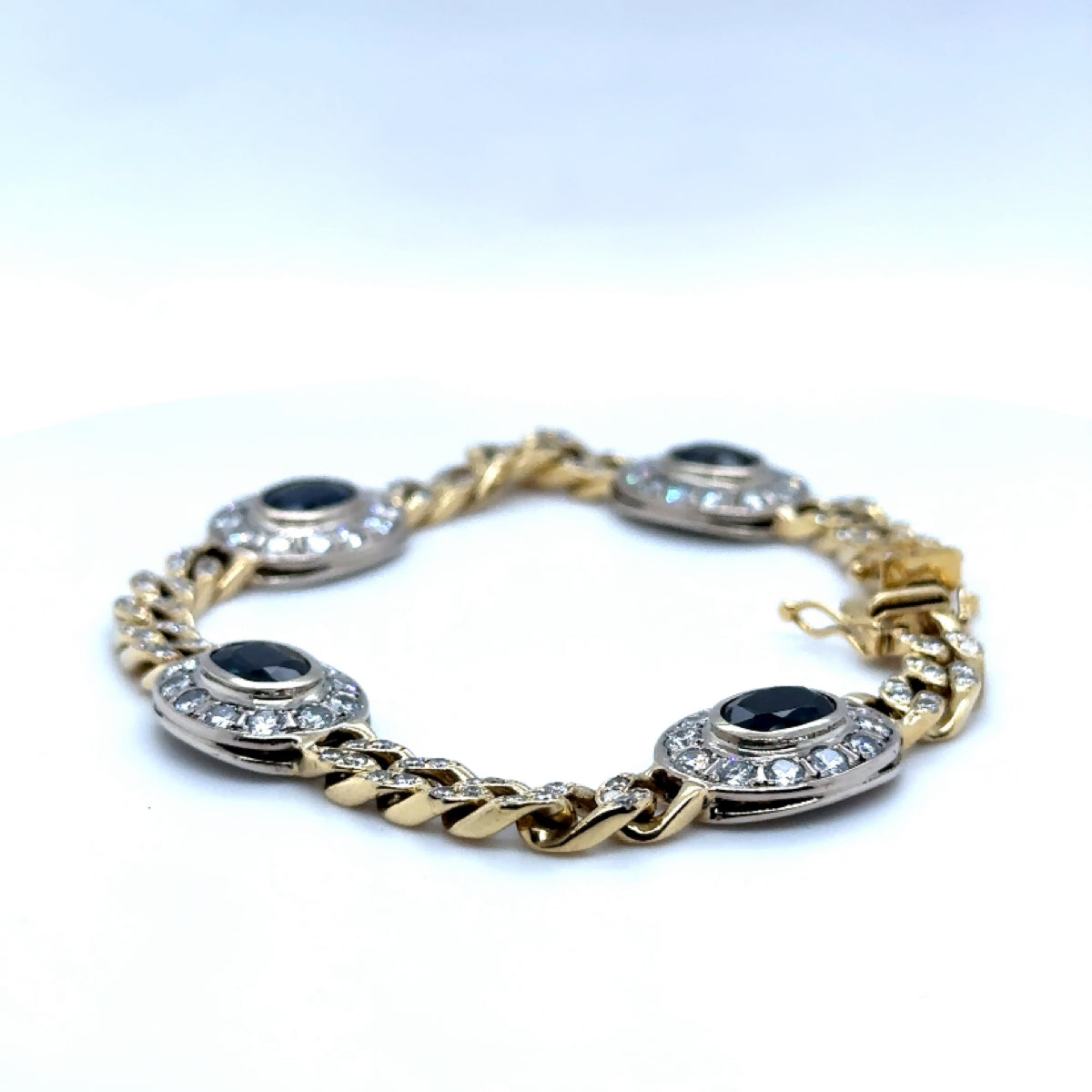 Prachtige armband van 18 karaat geel- en witgoud met meer dan 5 karaat briljant geslepen diamanten en fijne saffieren 