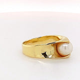 Handmade 14 carat yellow gold ring with Akoya pearl and hammered structure 