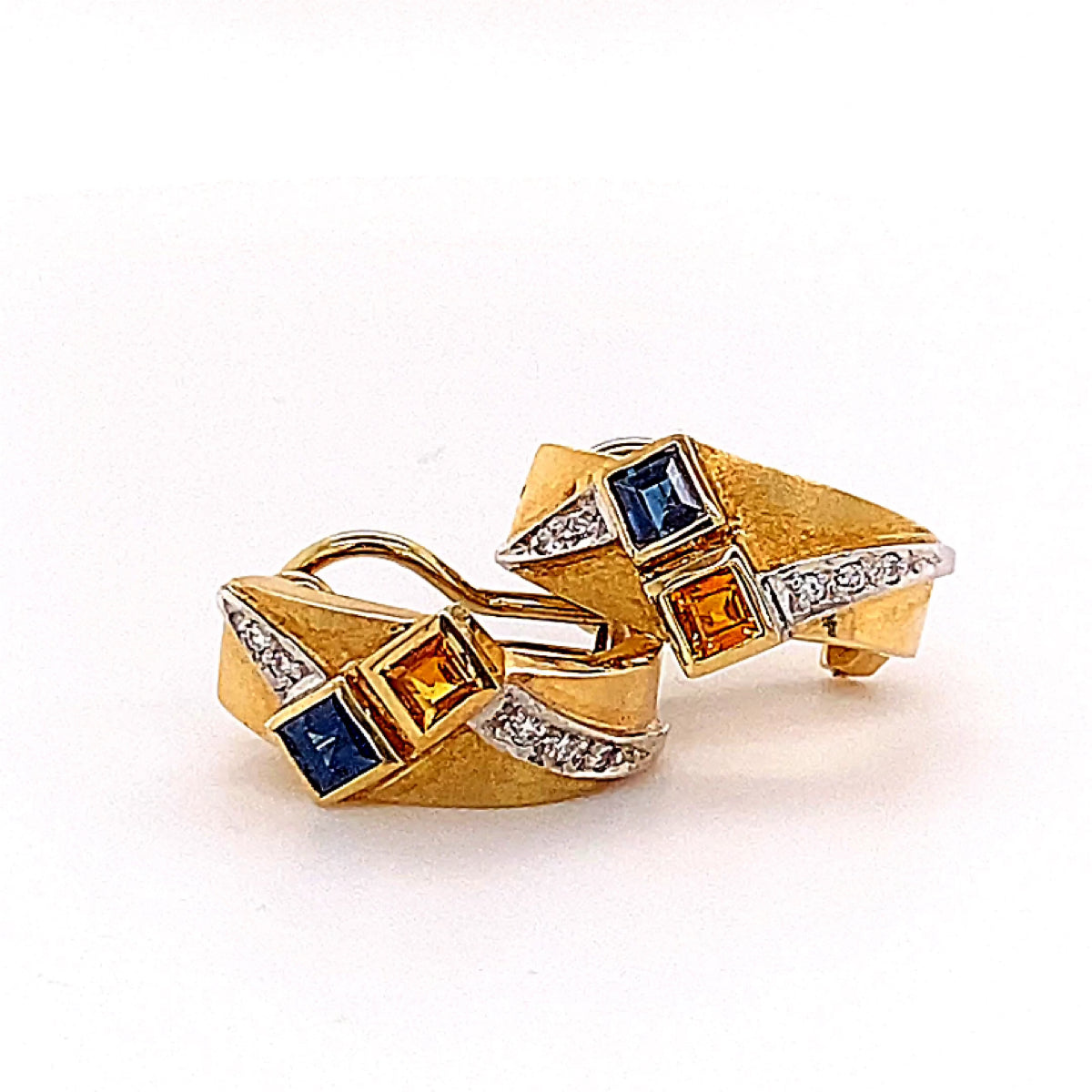 Elegante oorbellen van 14 karaat met briljant geslepen diamanten en oranje en blauwe saffieren