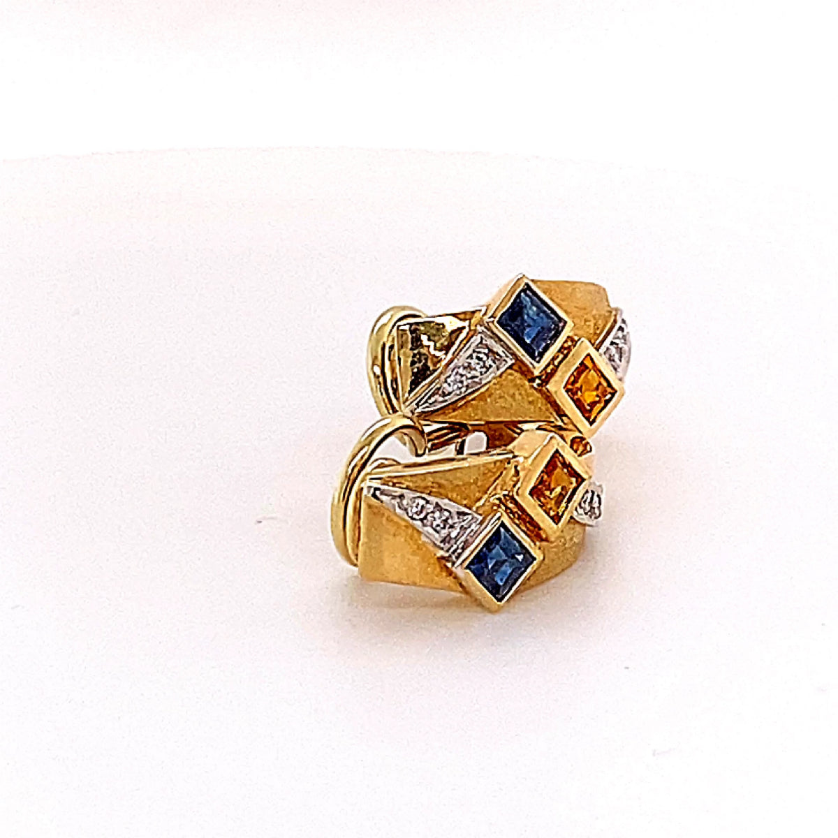 Elegante oorbellen van 14 karaat met briljant geslepen diamanten en oranje en blauwe saffieren