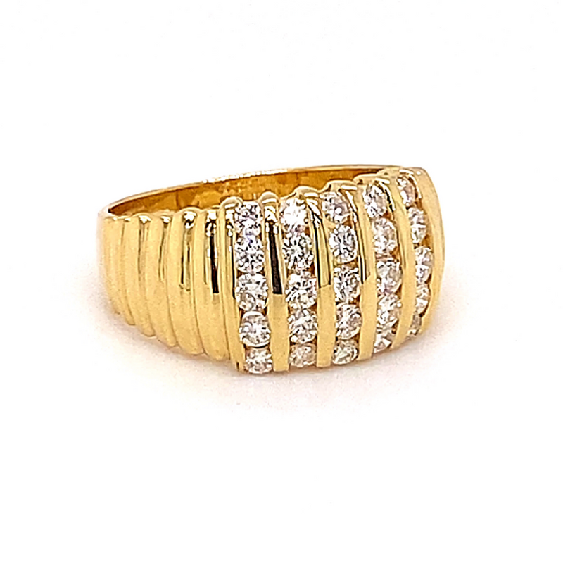 Elegant yellow gold ring in 18 carat with fine diamonds