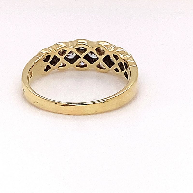 Geelgouden ring van 14 karaat met ongebruikelijke zettingstechnologie en 0,90 ct. Diamanten 
