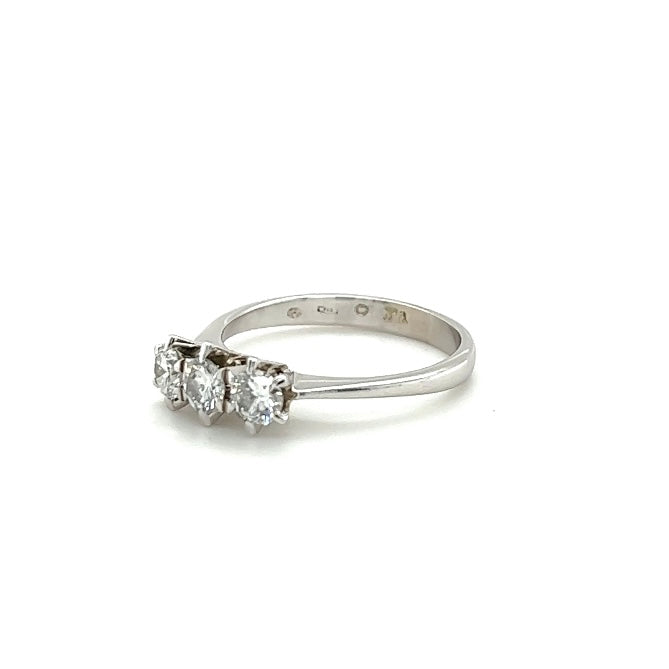 Classic white gold ring in 18 carat with very fine diamonds