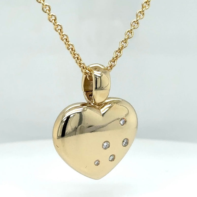High-quality heart pendant in 14 carat yellow gold from Quinn with fine diamonds - with chain
