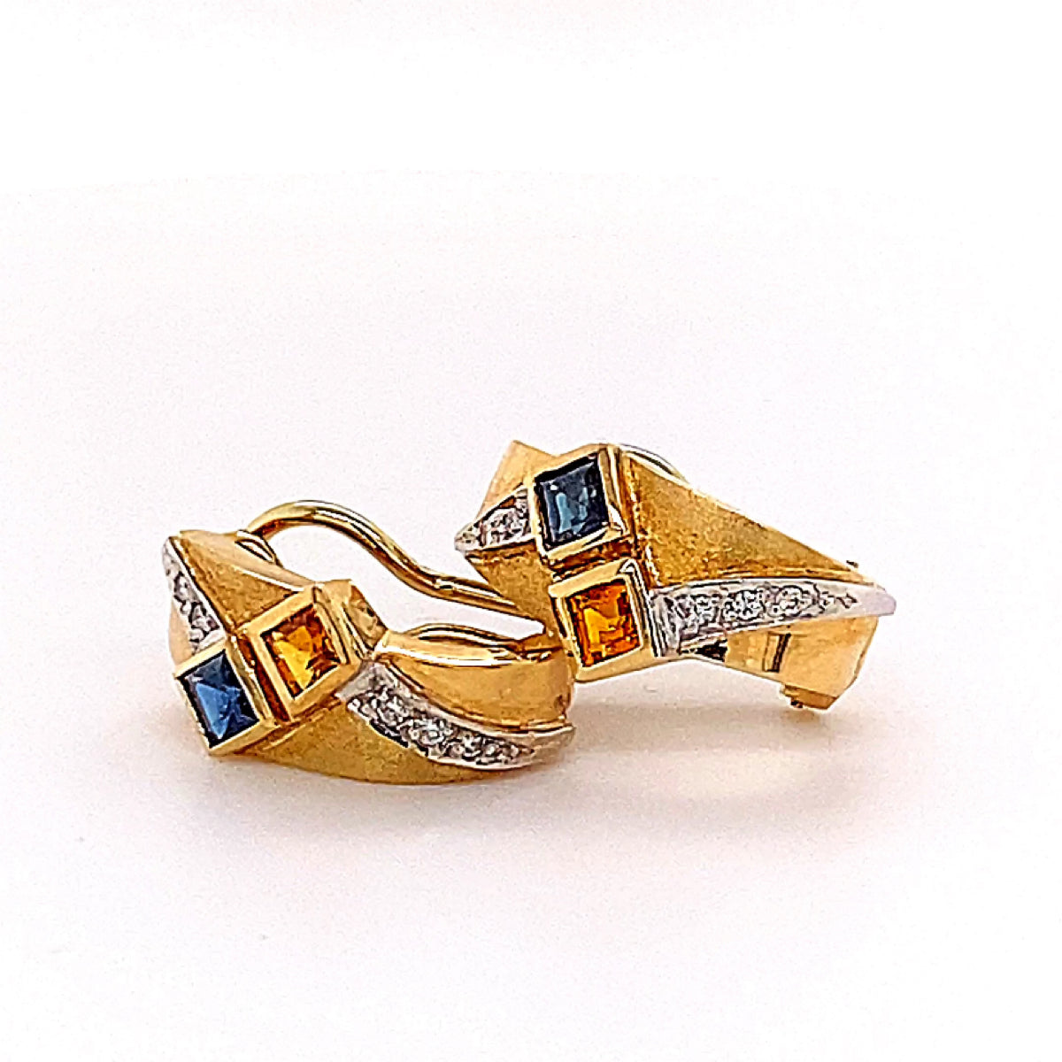 Elegante oorbellen van 14 karaat met briljant geslepen diamanten en oranje en blauwe saffieren