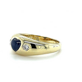 Elegant 14 carat yellow gold ring with a sapphire heart and brilliant-cut diamonds 