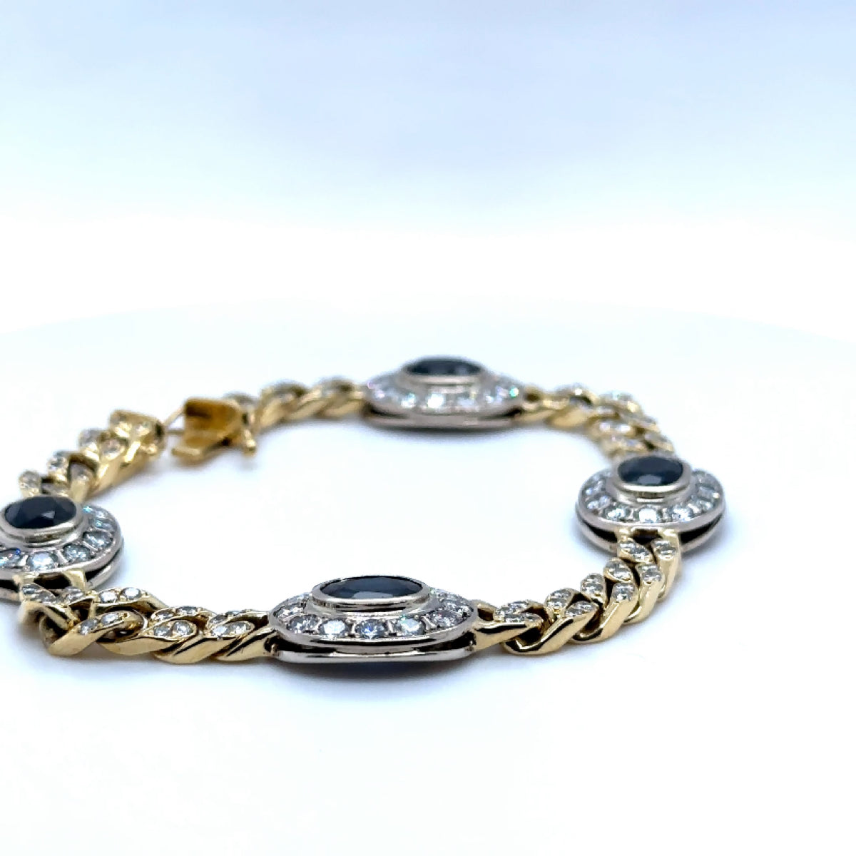 Prachtige armband van 18 karaat geel- en witgoud met meer dan 5 karaat briljant geslepen diamanten en fijne saffieren 