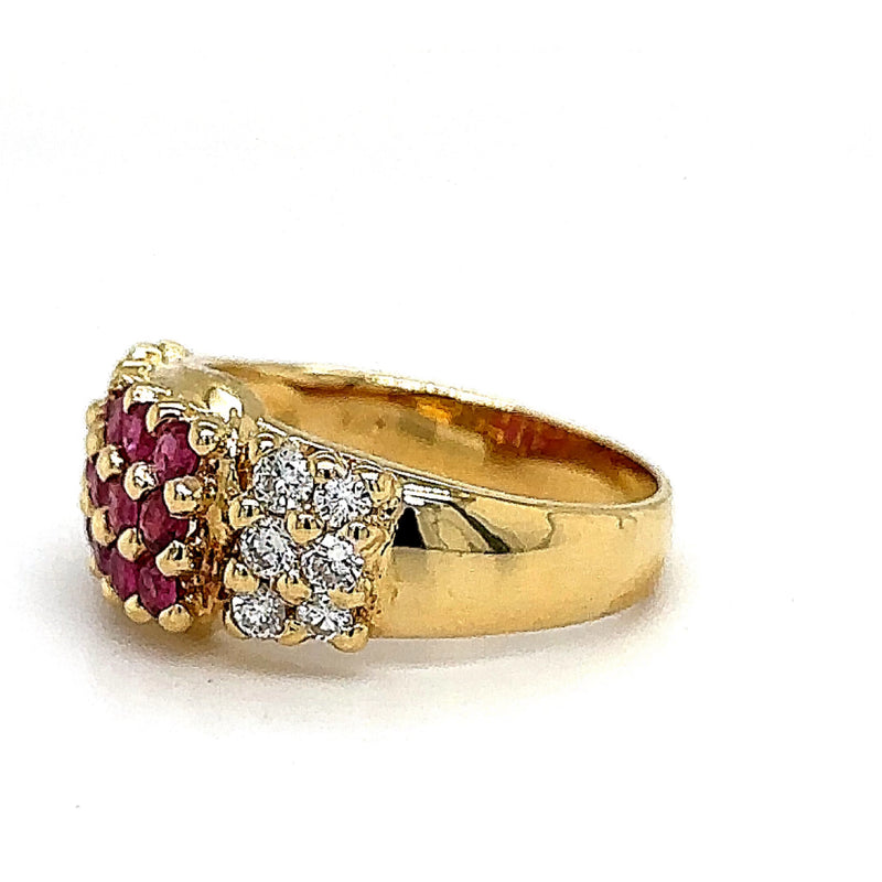 Noble yellow gold ring in 18 carat with very fine rubies and brilliant-cut diamonds