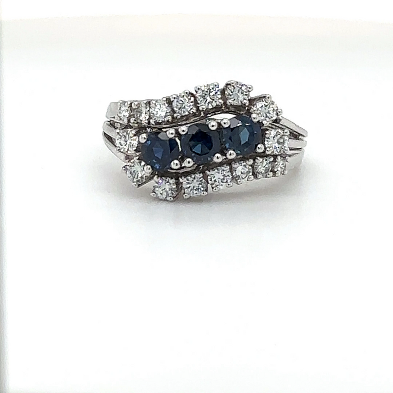 Fijne vintage ring in 18 karaat witgoud met briljant geslepen diamanten en saffieren 