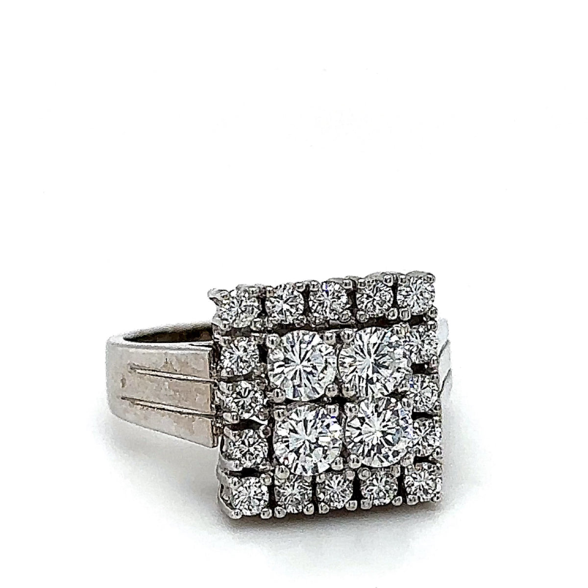 Hoekige witgouden ring van 14 karaat met zeer fijne briljant geslepen diamanten TW/VVS