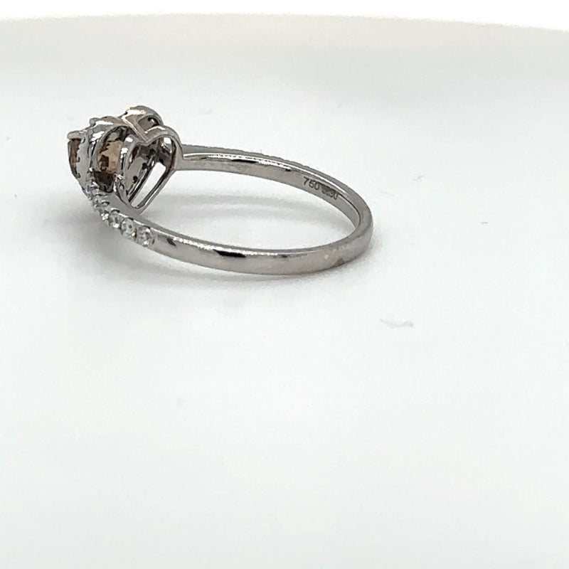 Moderne en elegante solitaire ring in 18 karaat witgoud met een bijzondere hartdiamant fancy kleur