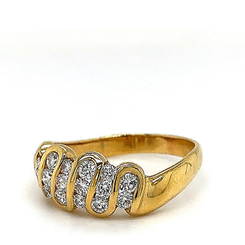 Playful yellow gold ring in 18 carat with very fine diamonds