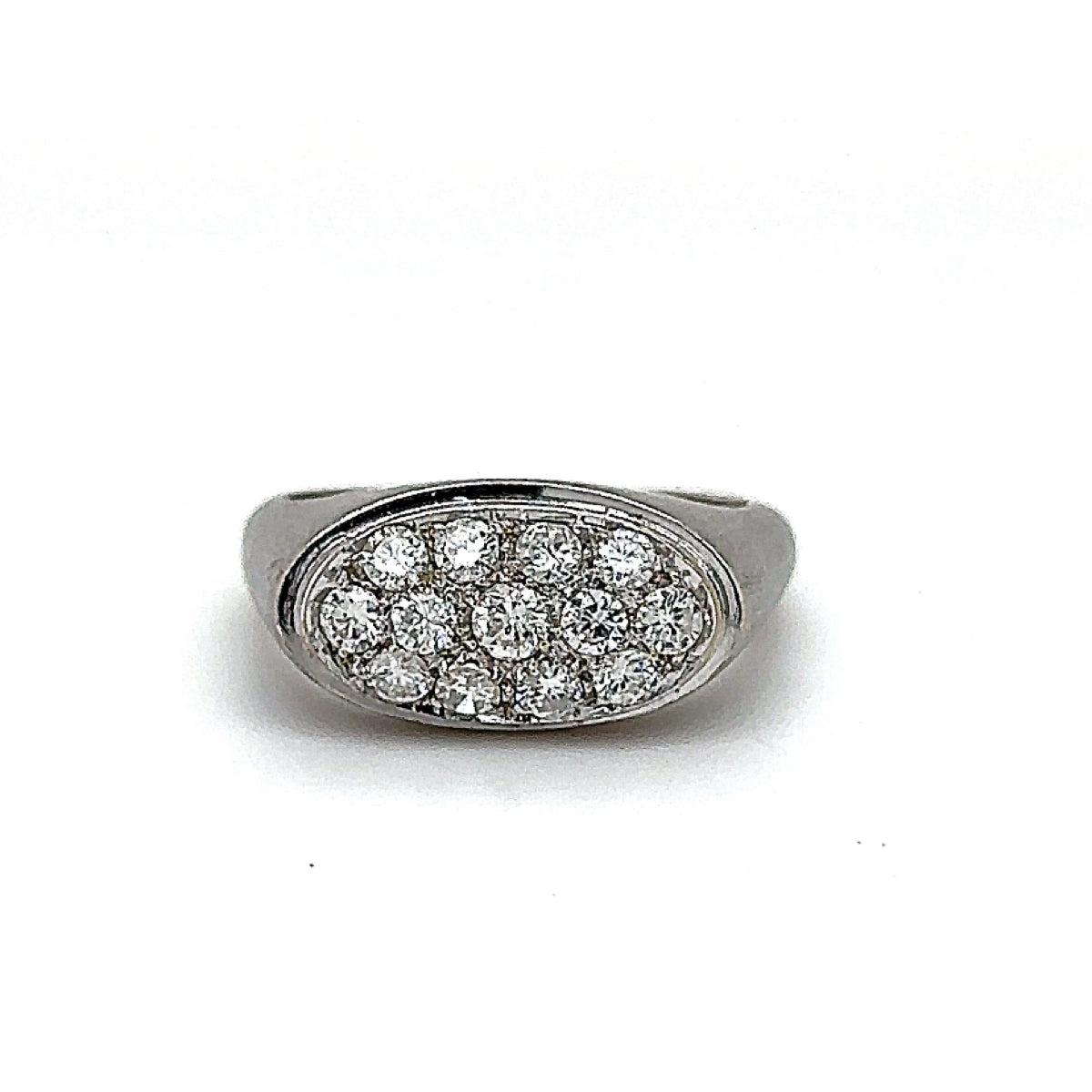 Massieve 18k witgouden ring bezet met zeer fijne pavé briljant geslepen diamanten