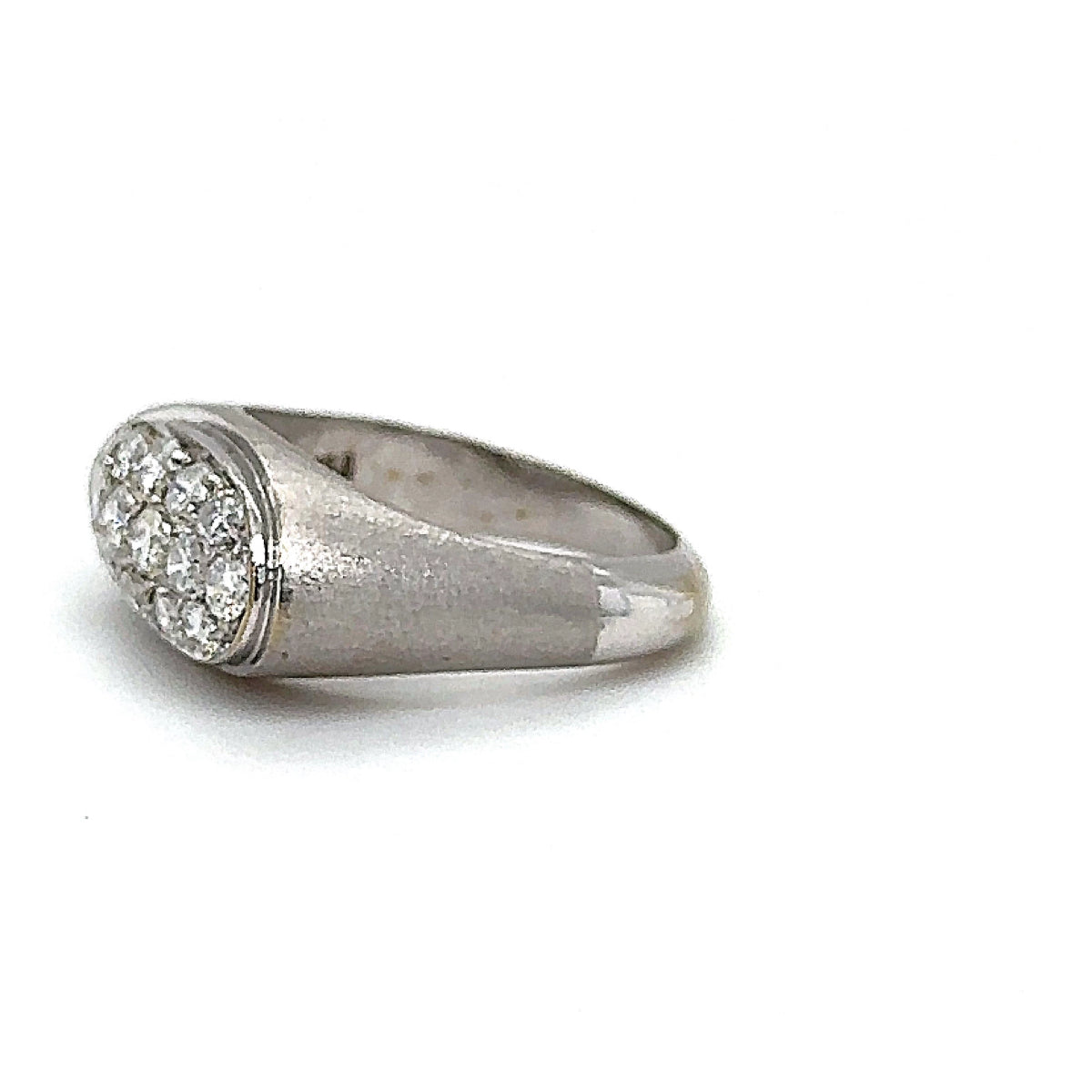 Massieve 18k witgouden ring bezet met zeer fijne pavé briljant geslepen diamanten