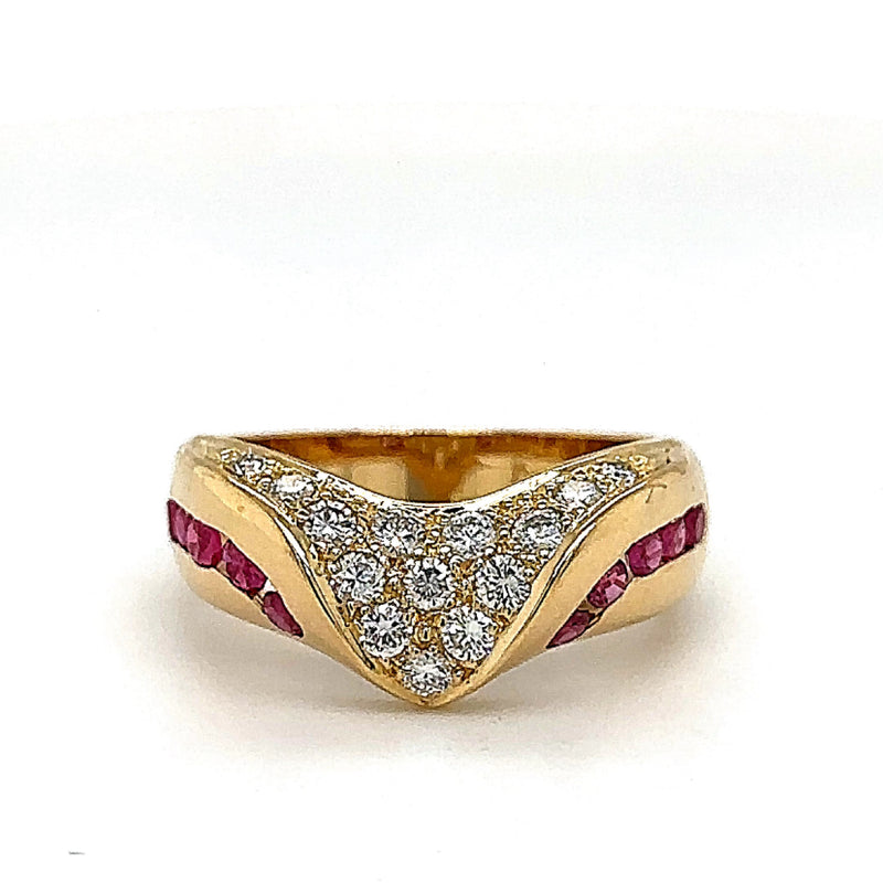 Noble yellow gold ring in 18 carat with very fine diamonds and rubies