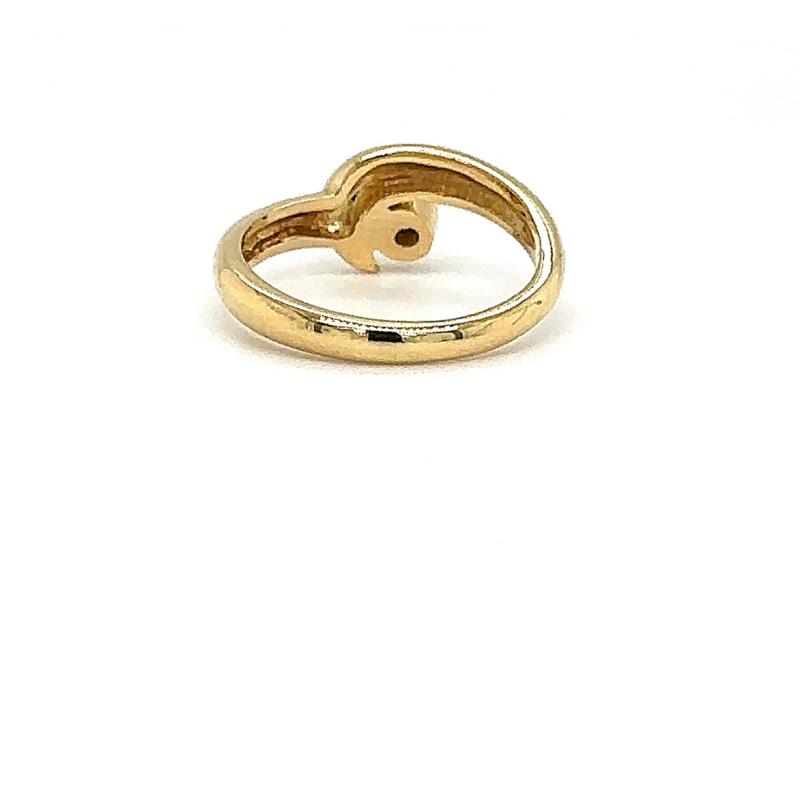 Playful solitaire ring in 18 carat with fine diamonds 