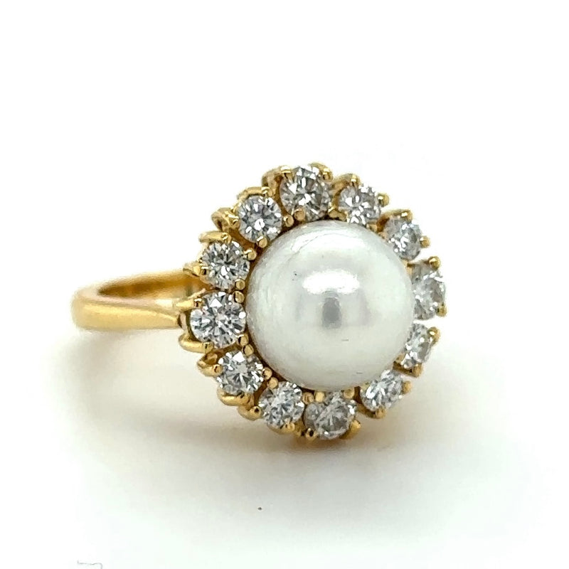 Timeless pearl ring in 14 carat yellow gold with 1.3 carat brilliant-cut diamonds