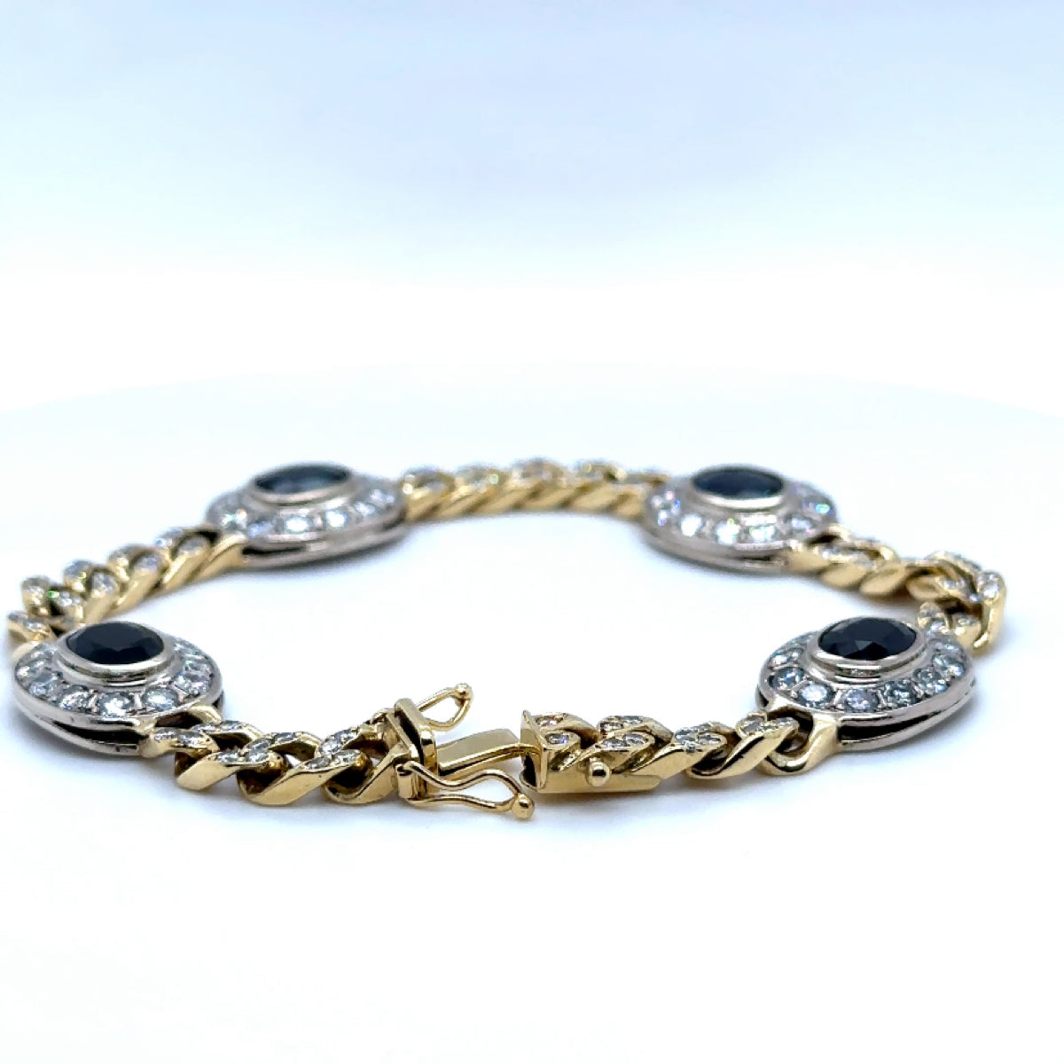 Prachtige armband van 18 karaat geel- en witgoud met meer dan 5 karaat briljant geslepen diamanten en fijne saffieren 