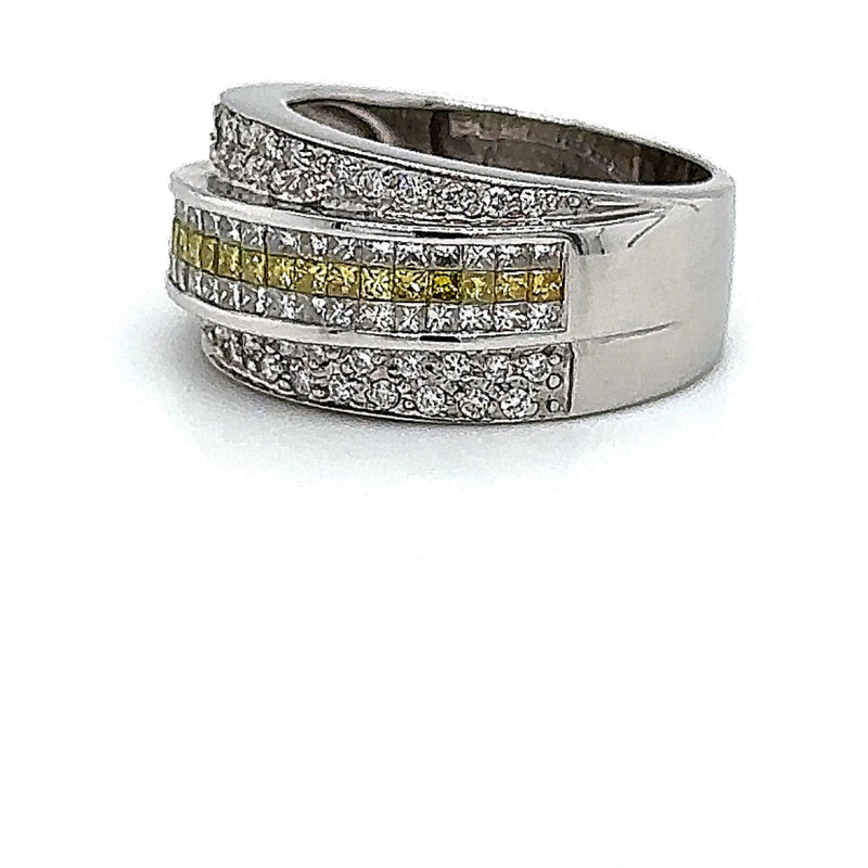 Edler Weißgoldring in 18 Karat mit Brillanten und Princess-cut Diamanten