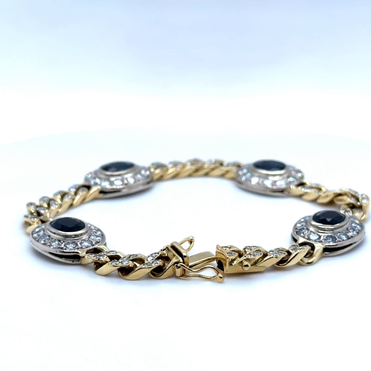 Prachtige armband van 18 karaat geel- en witgoud met meer dan 5 karaat briljant geslepen diamanten en fijne saffieren 