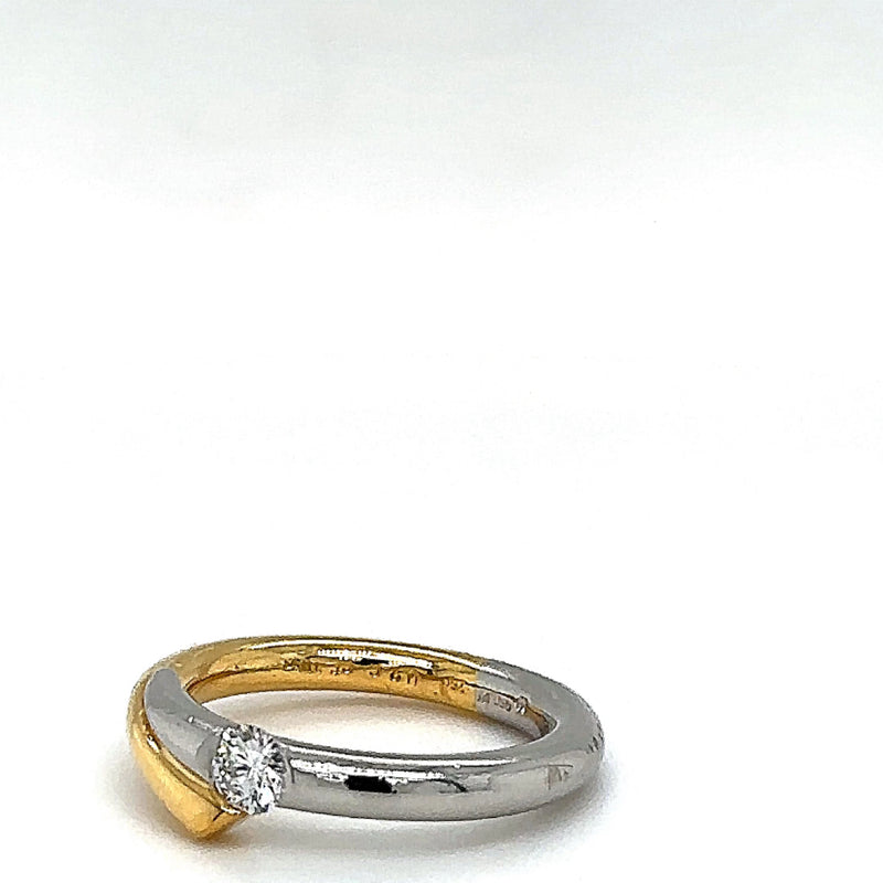 Noble bicolor ring made of 18 carat yellow gold and 950 platinum with very fine diamonds - handmade