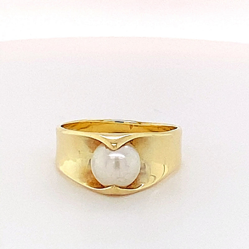 Handmade 14 carat yellow gold ring with Akoya pearl and hammered structure 