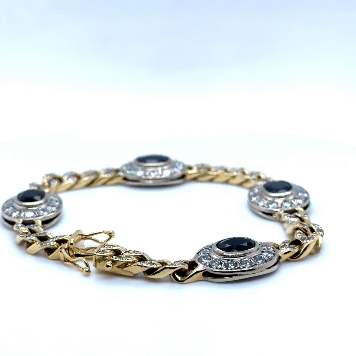 Prachtige armband van 18 karaat geel- en witgoud met meer dan 5 karaat briljant geslepen diamanten en fijne saffieren 