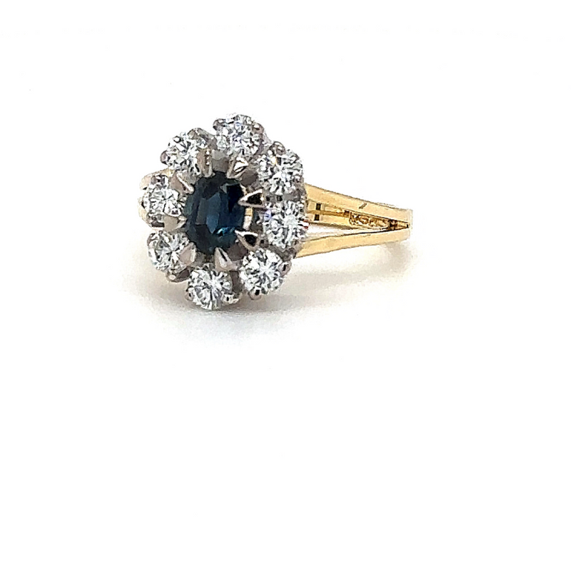 Elegant cocktail ring in 18 carat with blue sapphire and very fine diamonds 