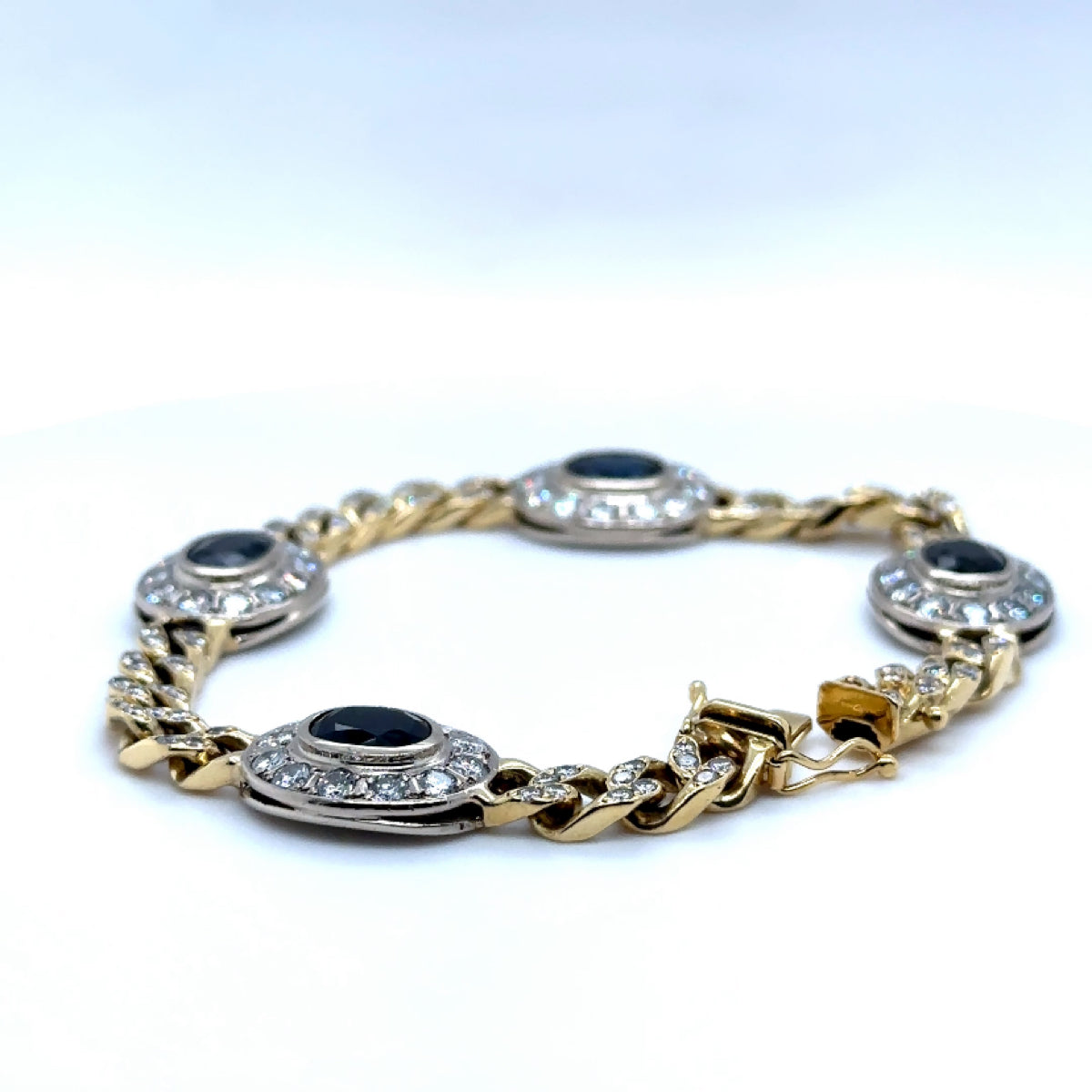 Prachtige armband van 18 karaat geel- en witgoud met meer dan 5 karaat briljant geslepen diamanten en fijne saffieren 