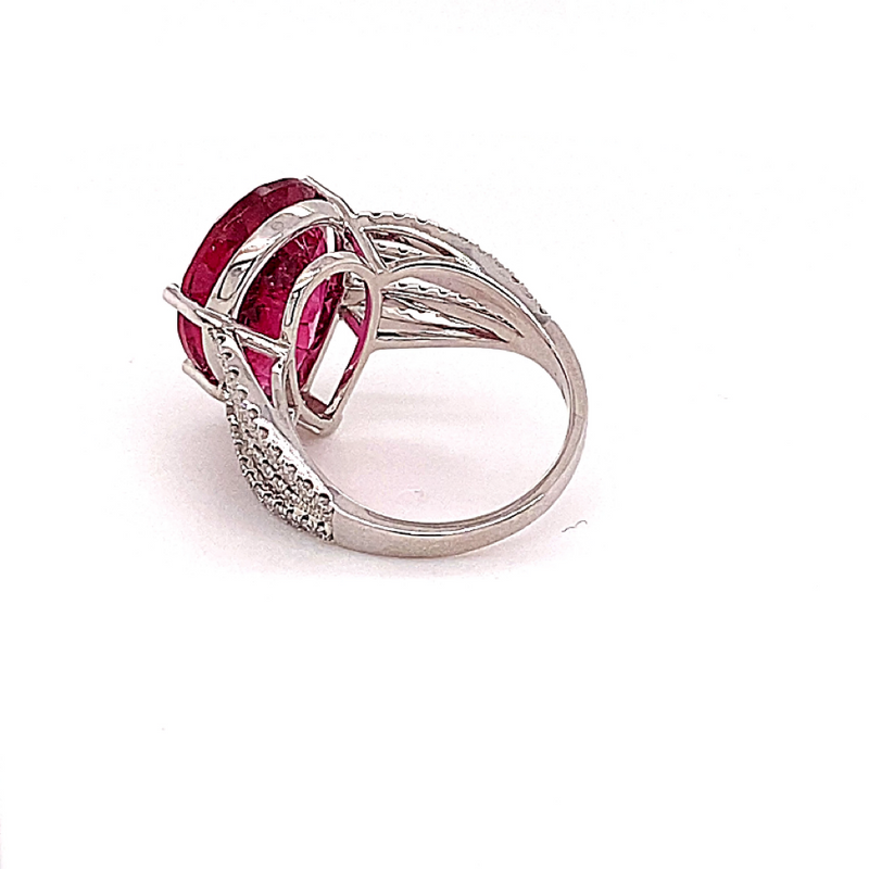 Exquisite 18 carat white gold ring with unique rubellite and fine diamonds 