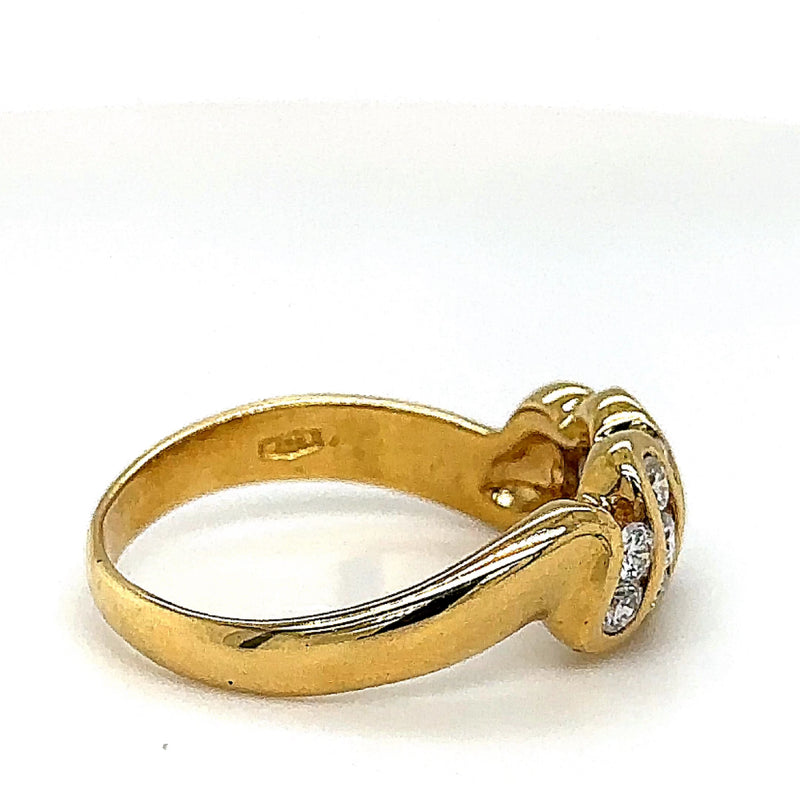 Speelse geelgouden ring van 18 karaat met zeer fijne diamanten