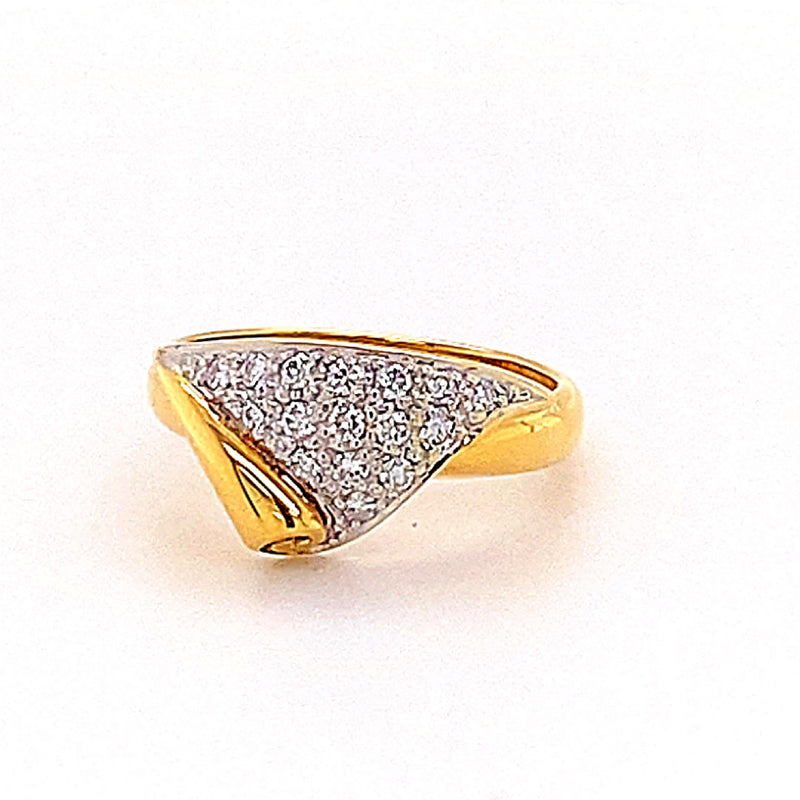Decoratieve ring in 18 karaat geel- en witgoud met zeer fijne diamanten