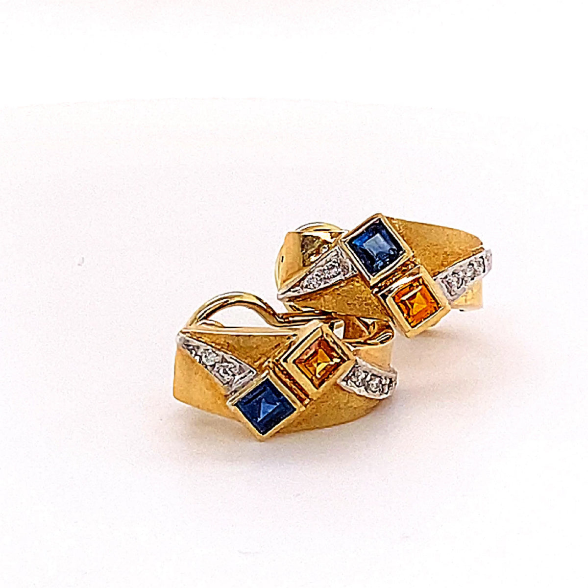 Elegante oorbellen van 14 karaat met briljant geslepen diamanten en oranje en blauwe saffieren