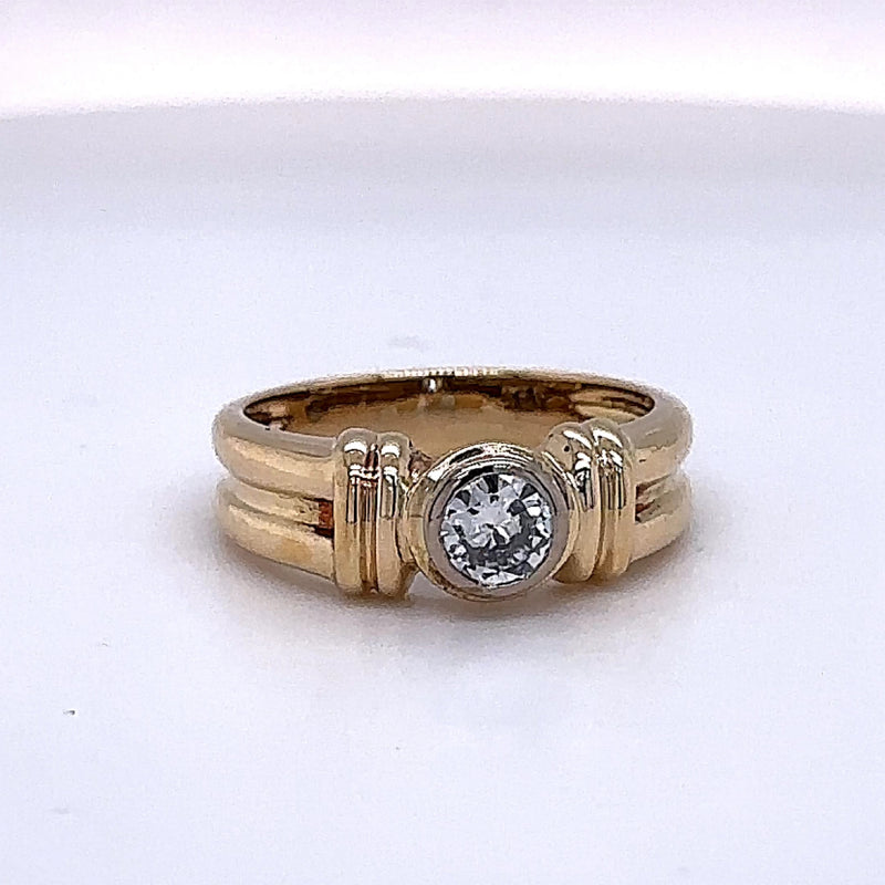 Dominant solitaire ring in 18 carat yellow gold with a very fine diamond