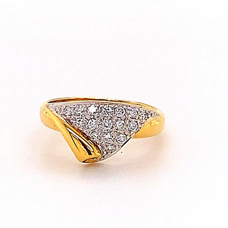 Decoratieve ring in 18 karaat geel- en witgoud met zeer fijne diamanten