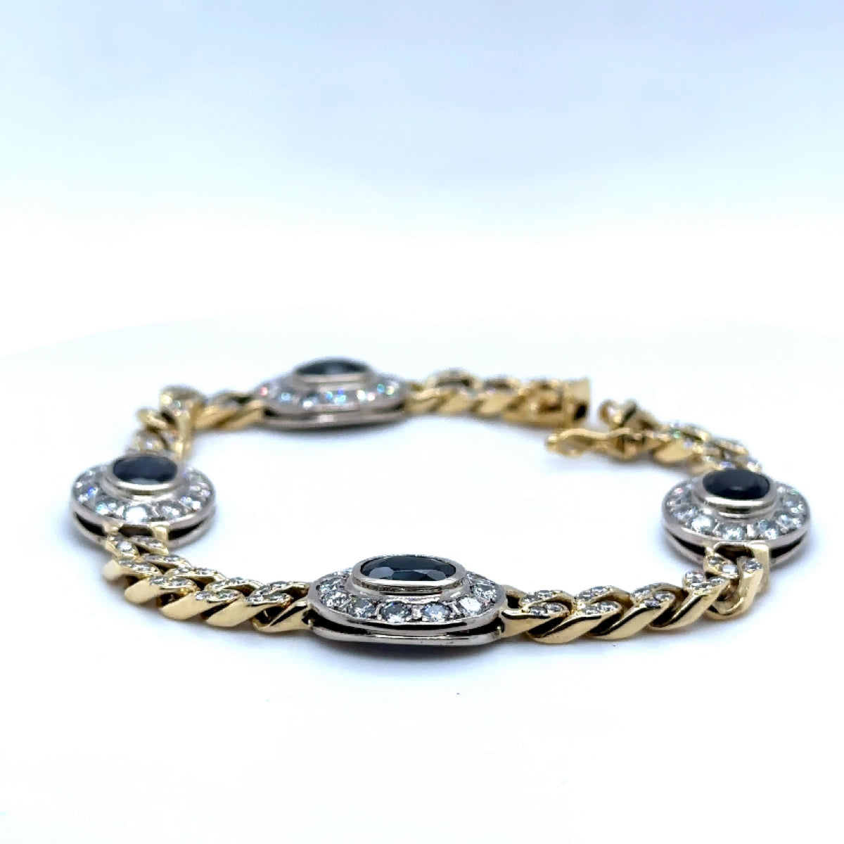 Prachtige armband van 18 karaat geel- en witgoud met meer dan 5 karaat briljant geslepen diamanten en fijne saffieren 