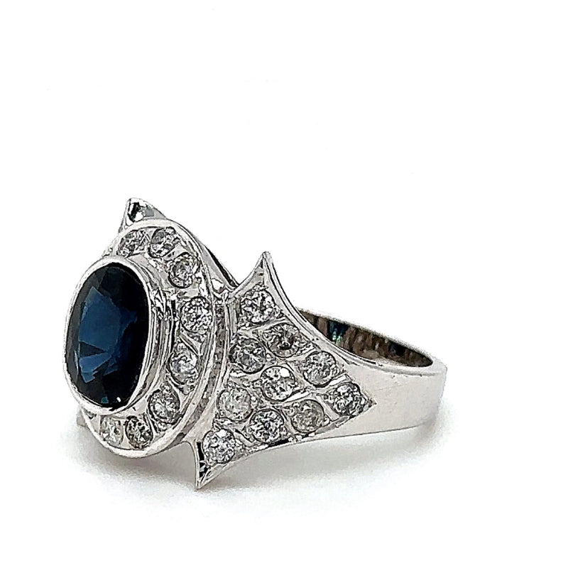 Unusual vintage ring in 14 carat white gold with fine sapphire and lively diamonds 
