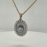 Noble vintage pendant in 18 carat with a very fine Tahitian pearl and diamonds, with a new chain 