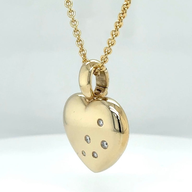 High-quality heart pendant in 14 carat yellow gold from Quinn with fine diamonds - with chain