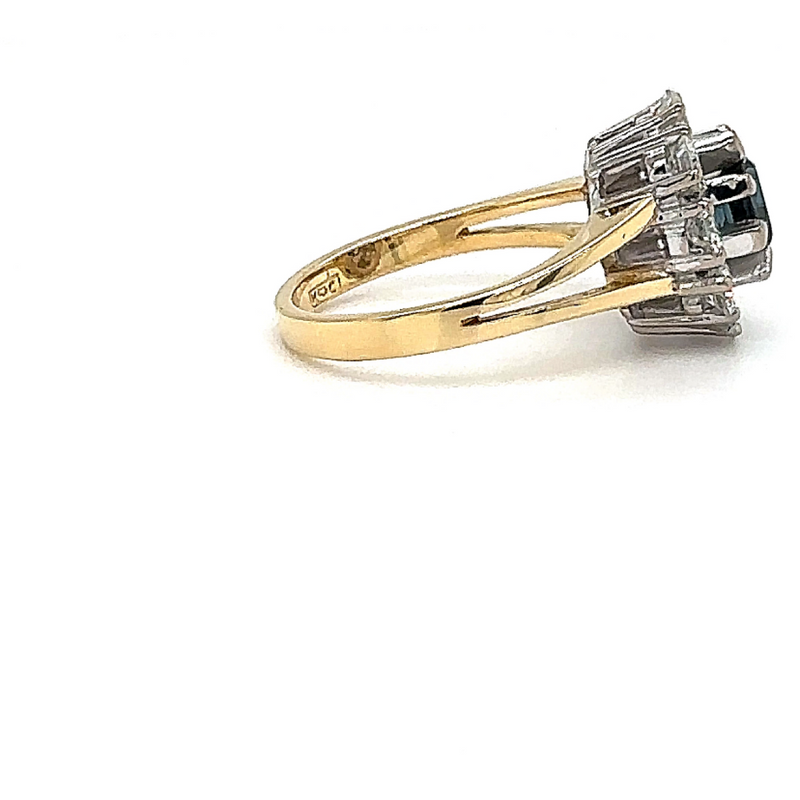 Elegant cocktail ring in 18 carat with blue sapphire and very fine diamonds 