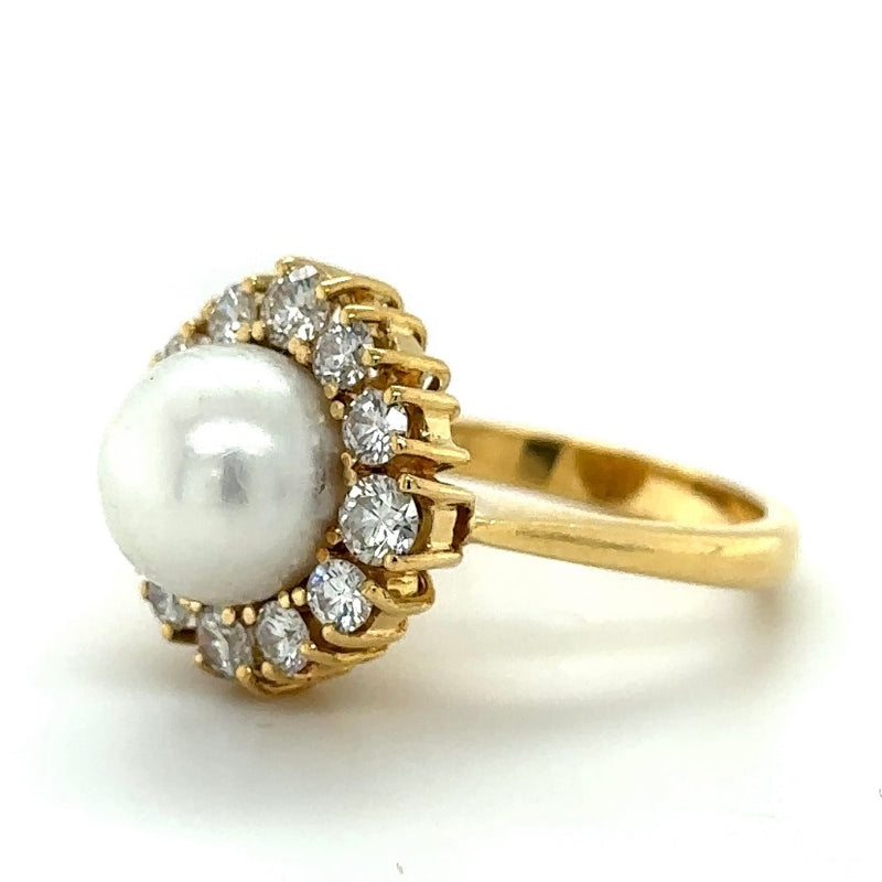 Timeless pearl ring in 14 carat yellow gold with 1.3 carat brilliant-cut diamonds