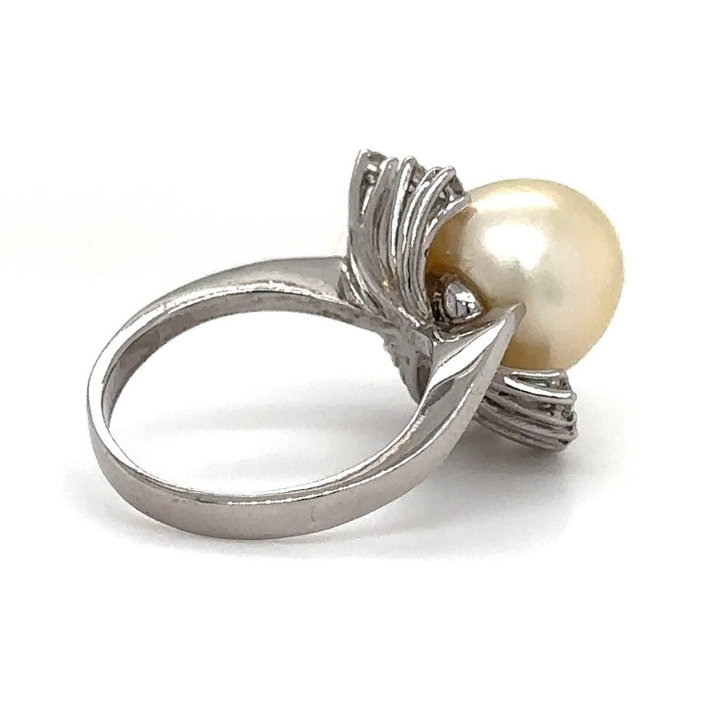 Exceptional vintage pearl ring in 14 carat with fine diamonds