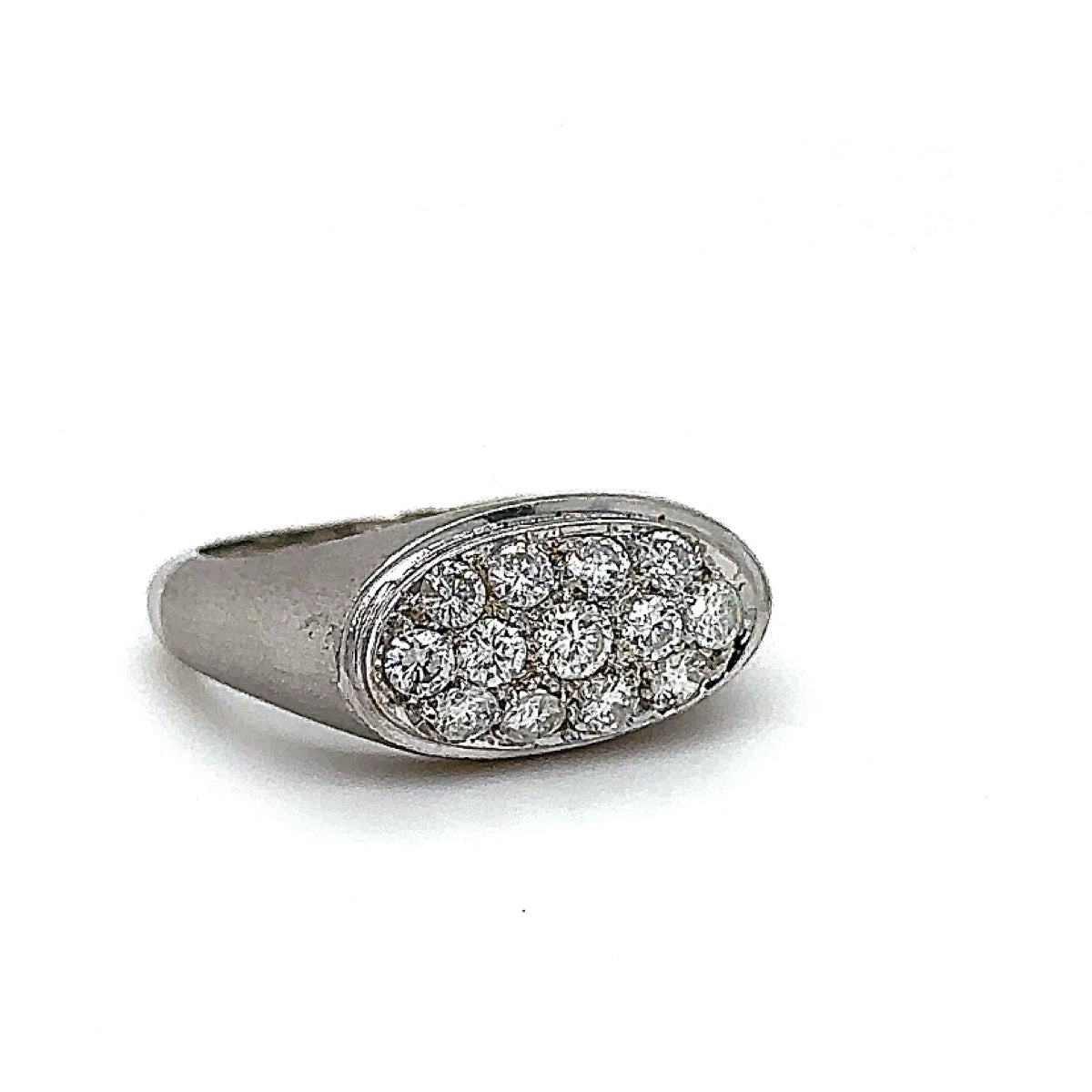 Massieve 18k witgouden ring bezet met zeer fijne pavé briljant geslepen diamanten