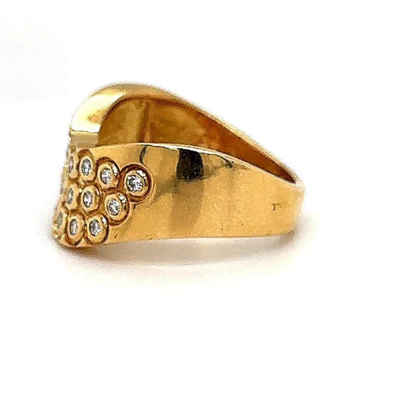 Elegant yellow gold ring in 18 carat with very fine diamonds
