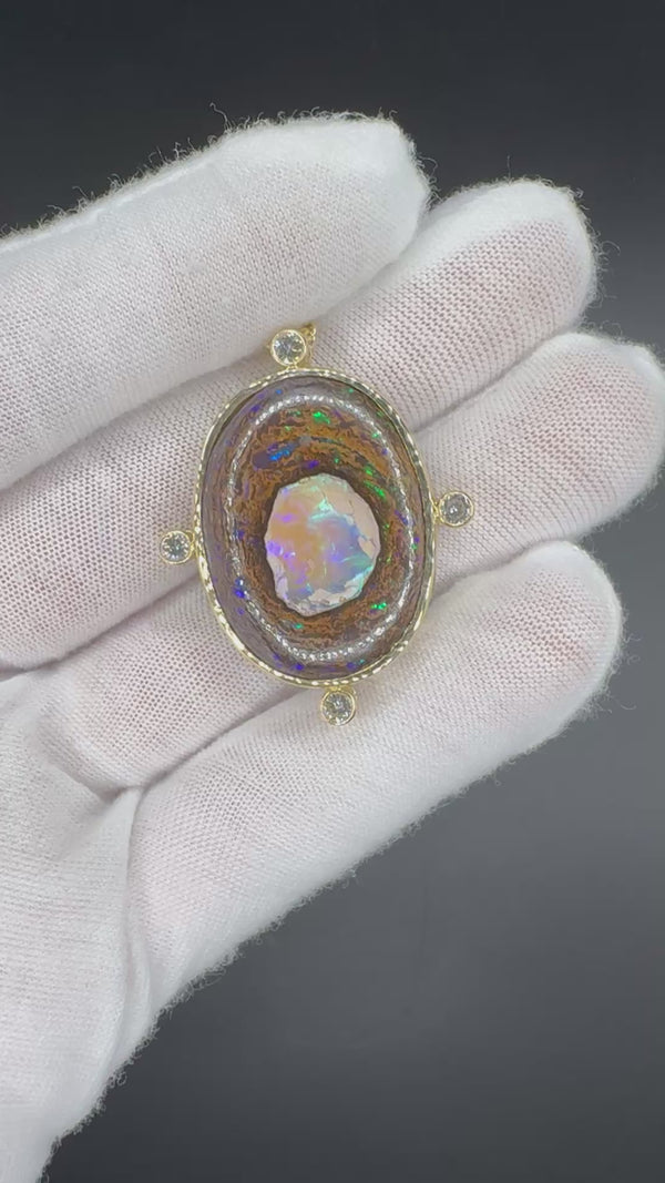 Besonderer Opal Anhänger in 14 Karat Gelbgold mit feinen Brillanten