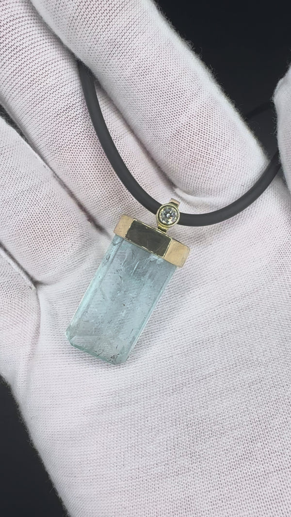 Ausgefallener Aquamarin-Anhänger in 14 Karat Gelbgold mit Brillant