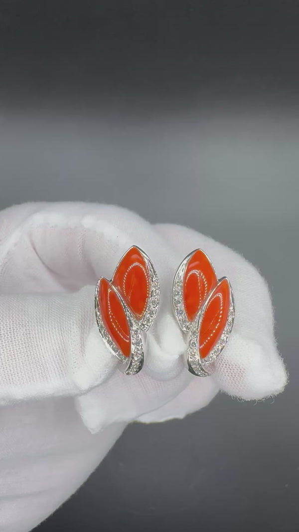 Hochwertige Ohrringe in 18 Karat Weißgold mit handgeschnitzter Koralle