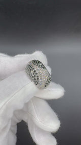 Massiver Cocktailring in 18 Karat Weißgold mit schwarzen & weißen Brillanten